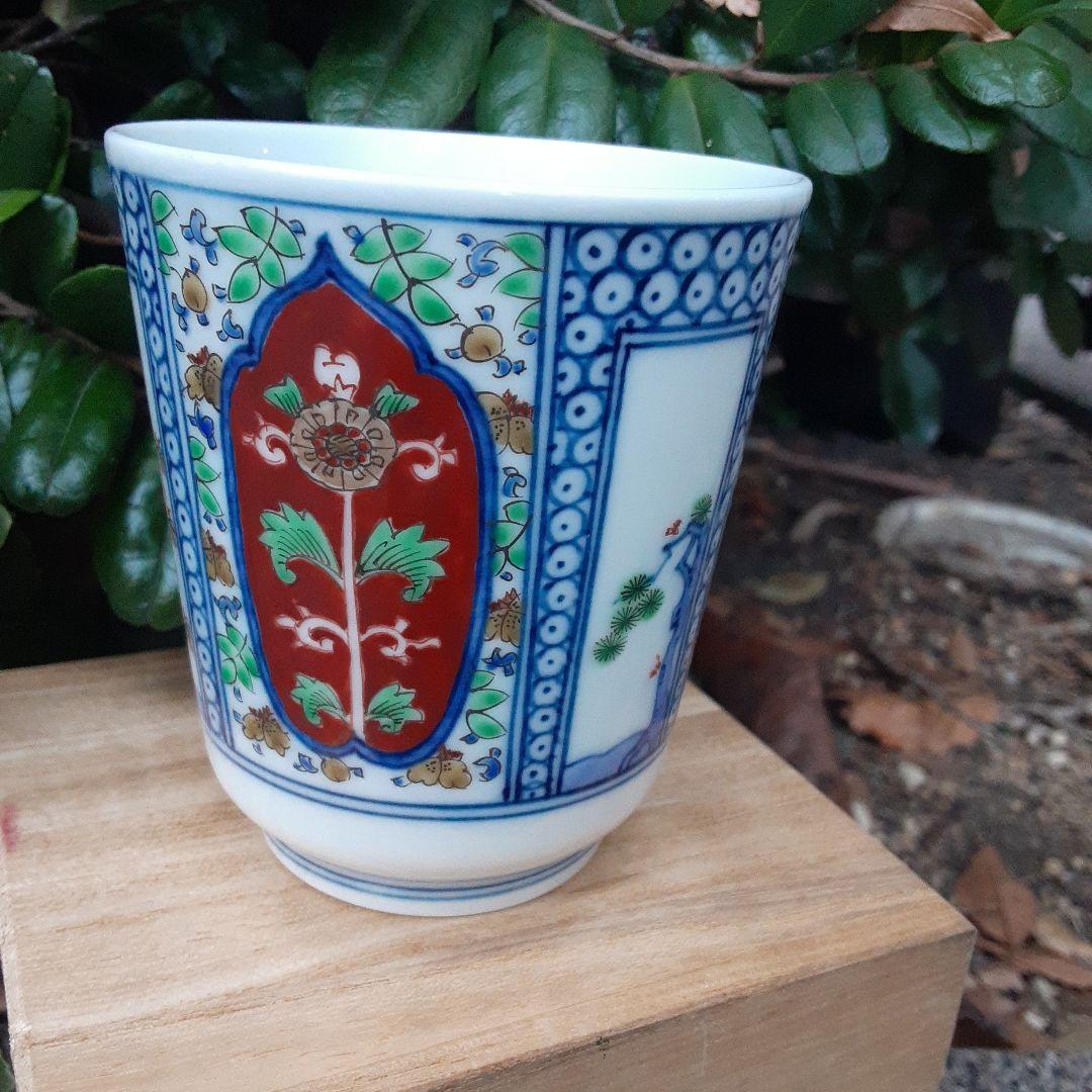 酒井田柿右衛門と書いて有ります。御湯のみ。何代目か分かりません。