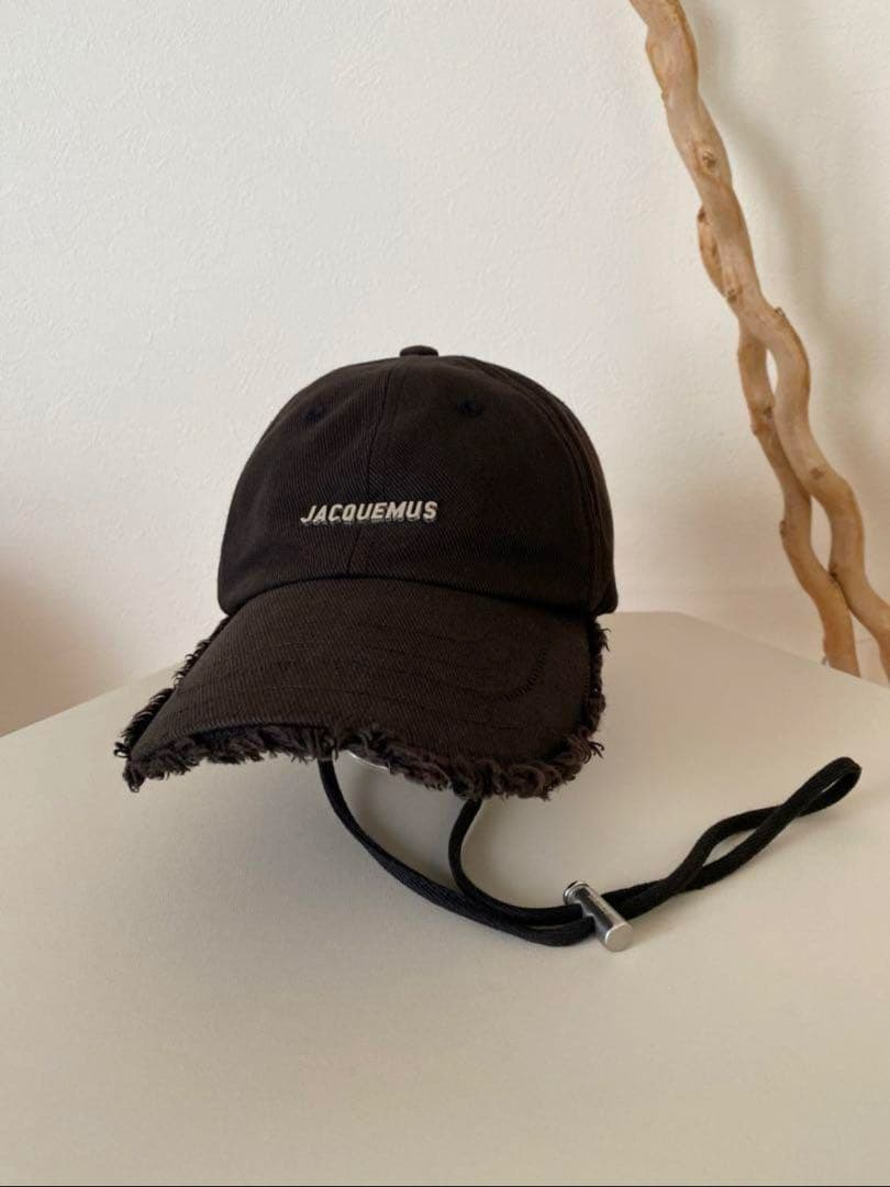 JACQUEMUS ブラック キャップ フリンジ加工