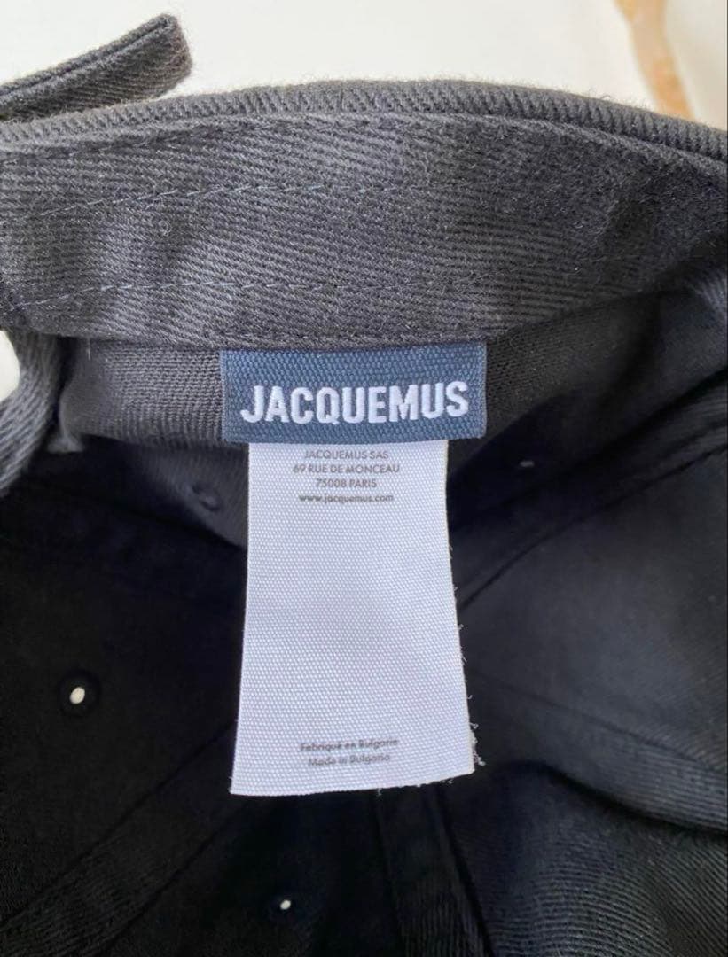 JACQUEMUS ブラック キャップ フリンジ加工