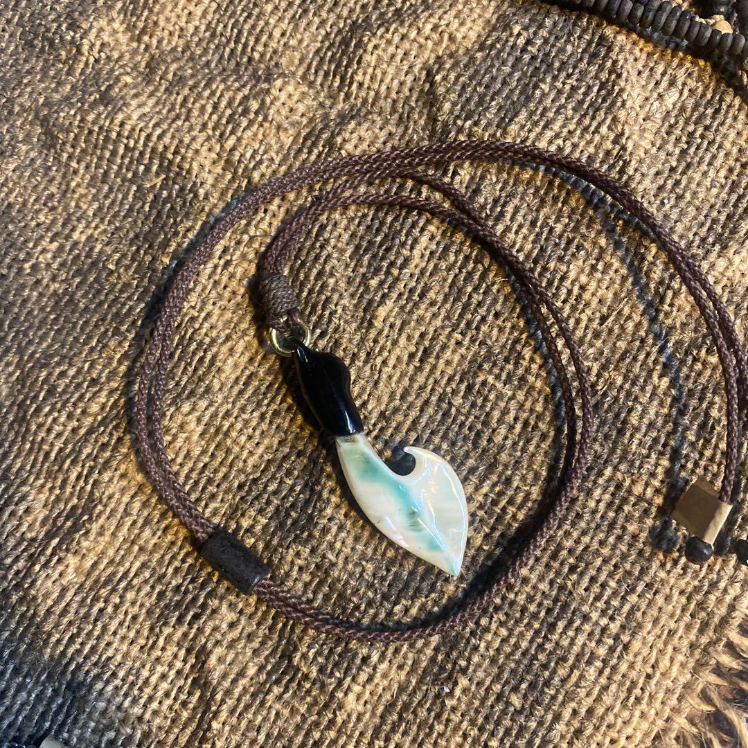 夜光貝と水牛のペンダント　「人魚の銛」　幸運の釣り針　ハワイアンジュエリー