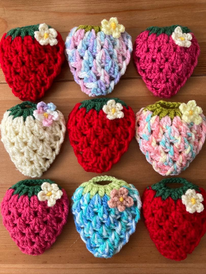 ぴいちp1　アクリルたわし　お花を付けたいちご