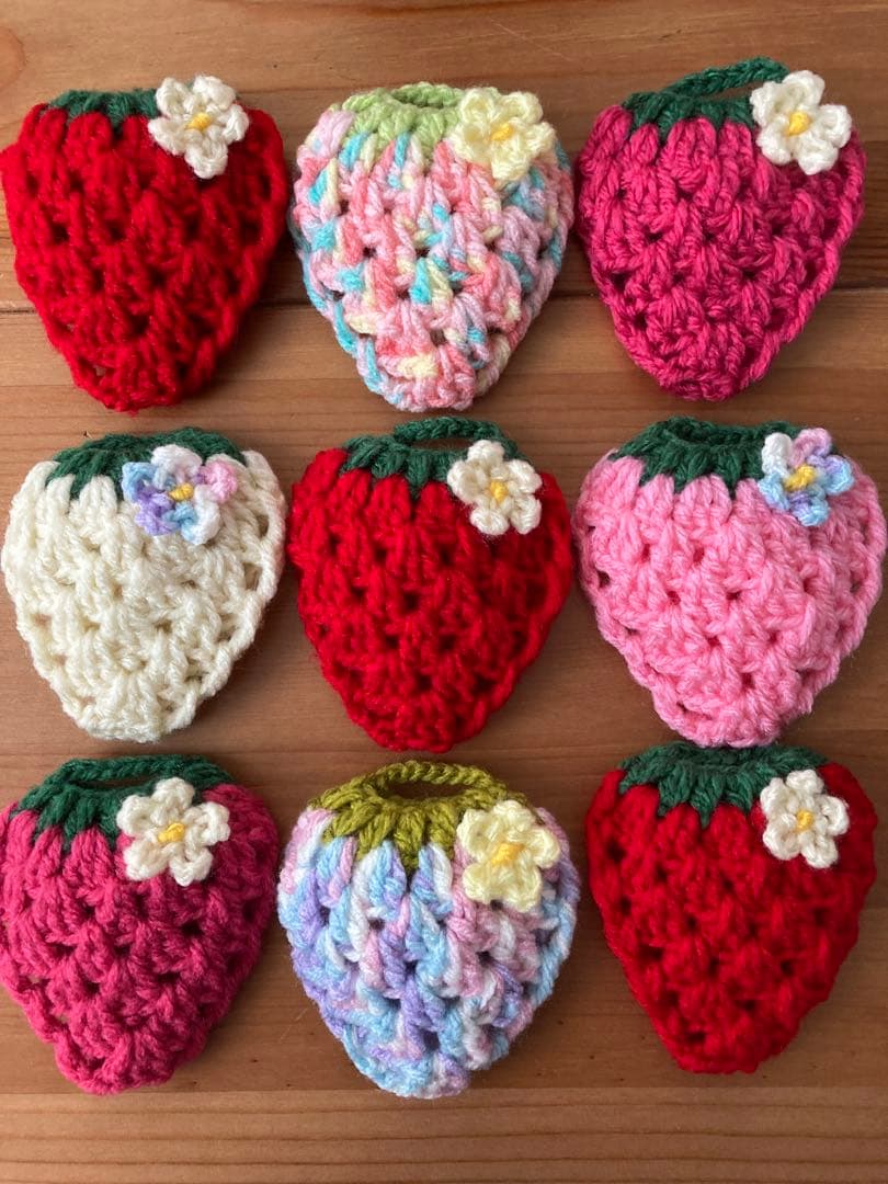 ぴいちp1　アクリルたわし　お花を付けたいちご