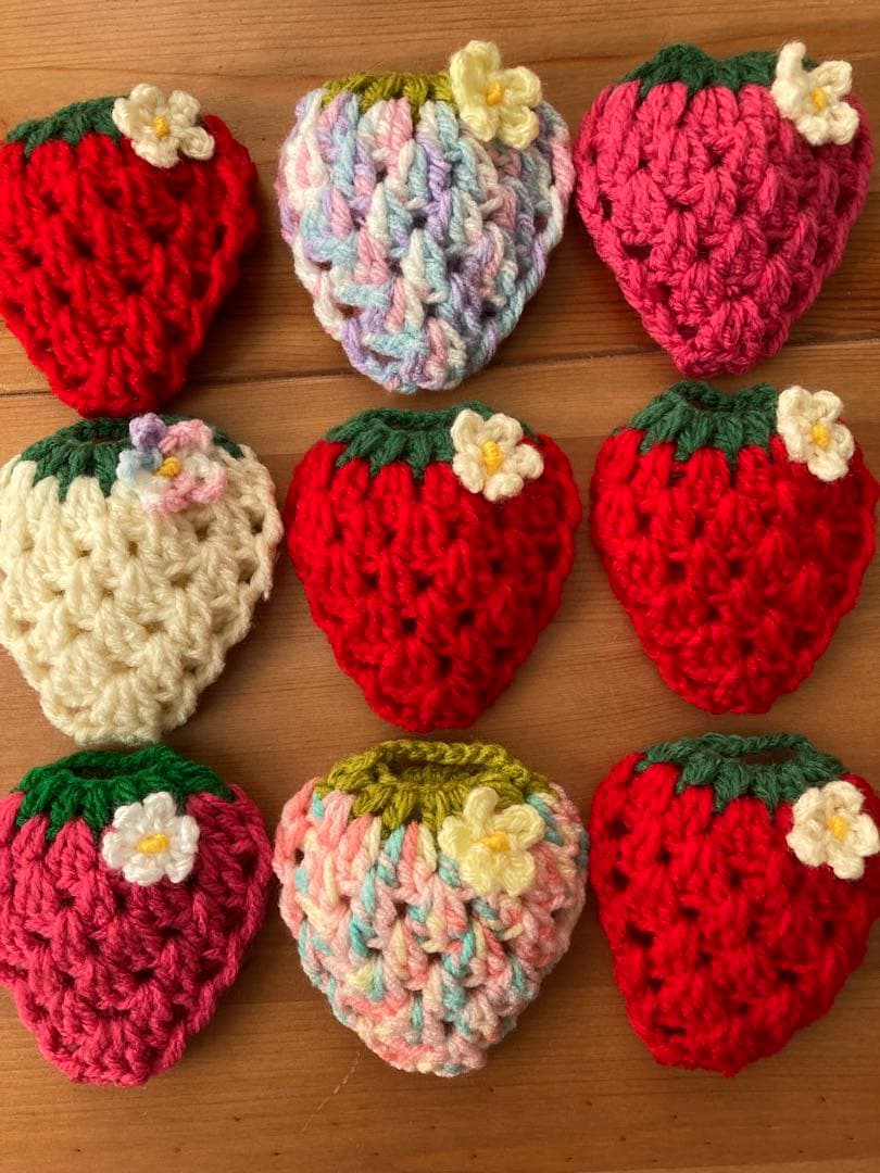 ぴいちp1　アクリルたわし　お花を付けたいちご