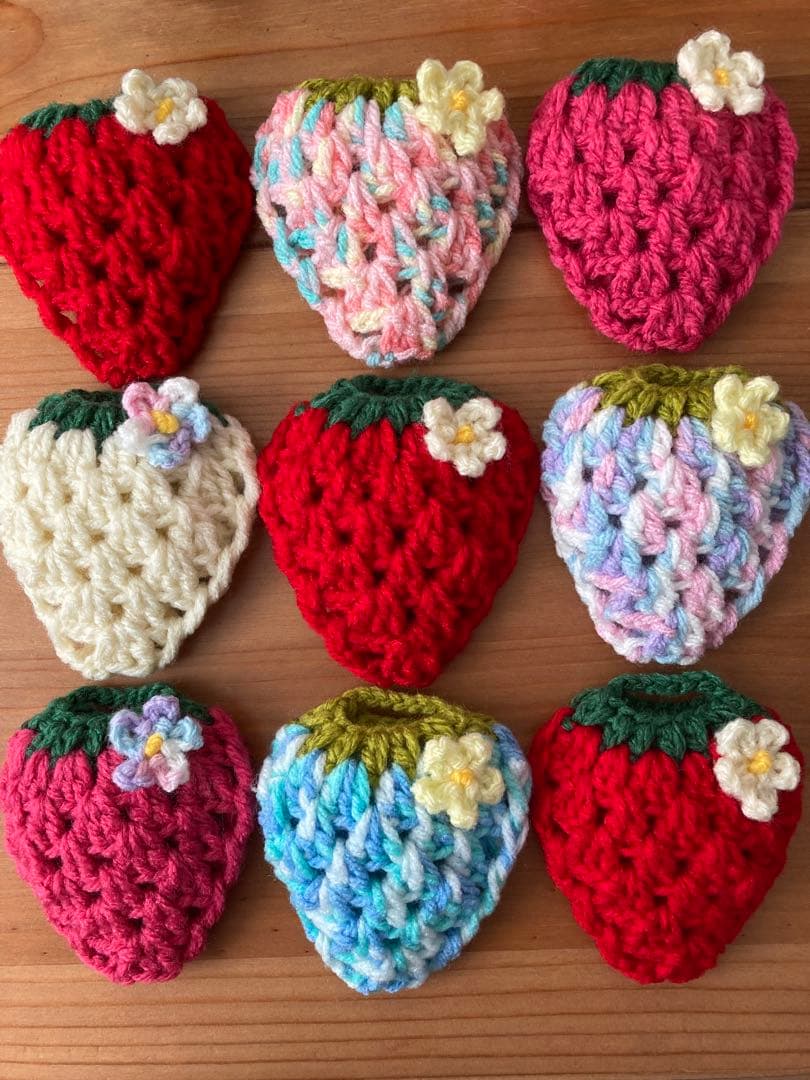 ぴいちp1　アクリルたわし　お花を付けたいちご