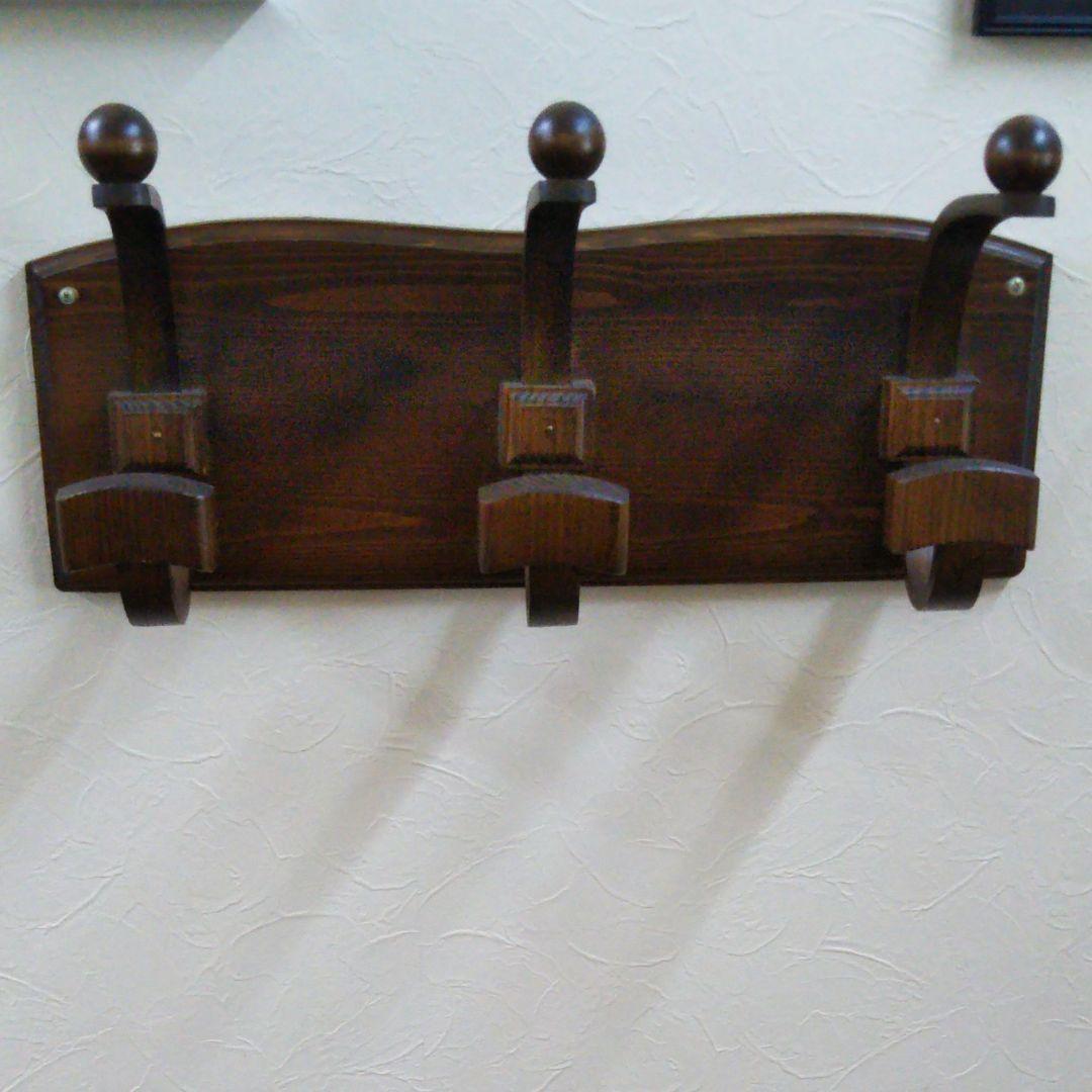 コートハンガー又は帽子など。