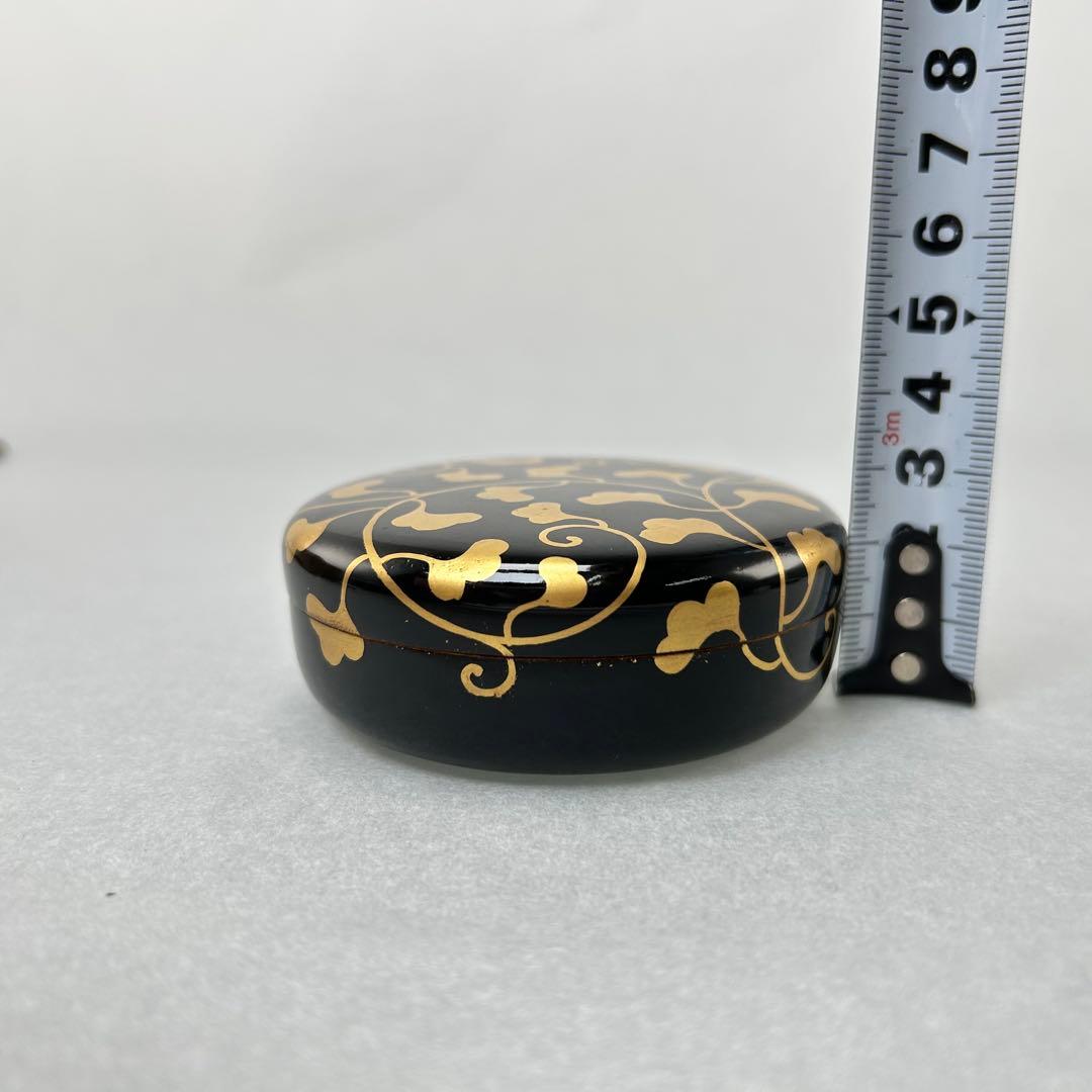 A066茶道具　黒漆塗　金彩蒔絵　草文　香合　時代箱付