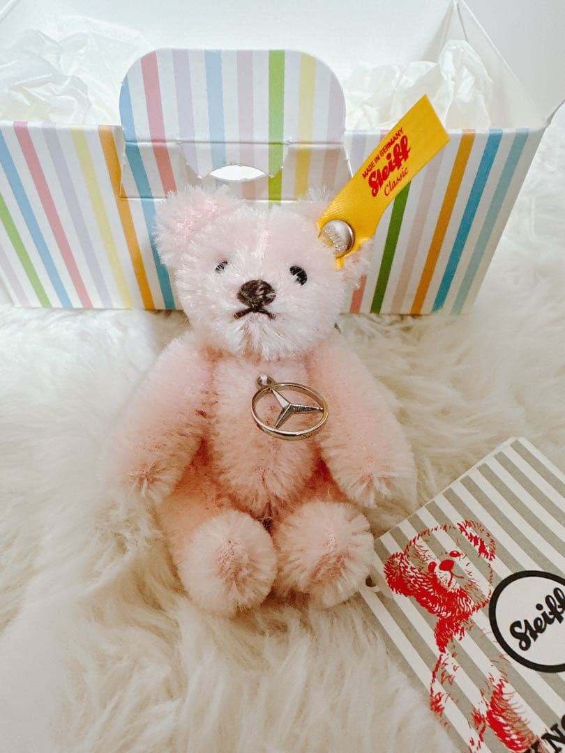 新品　メルセデス× Steiff ピンク テディベア キーホルダー