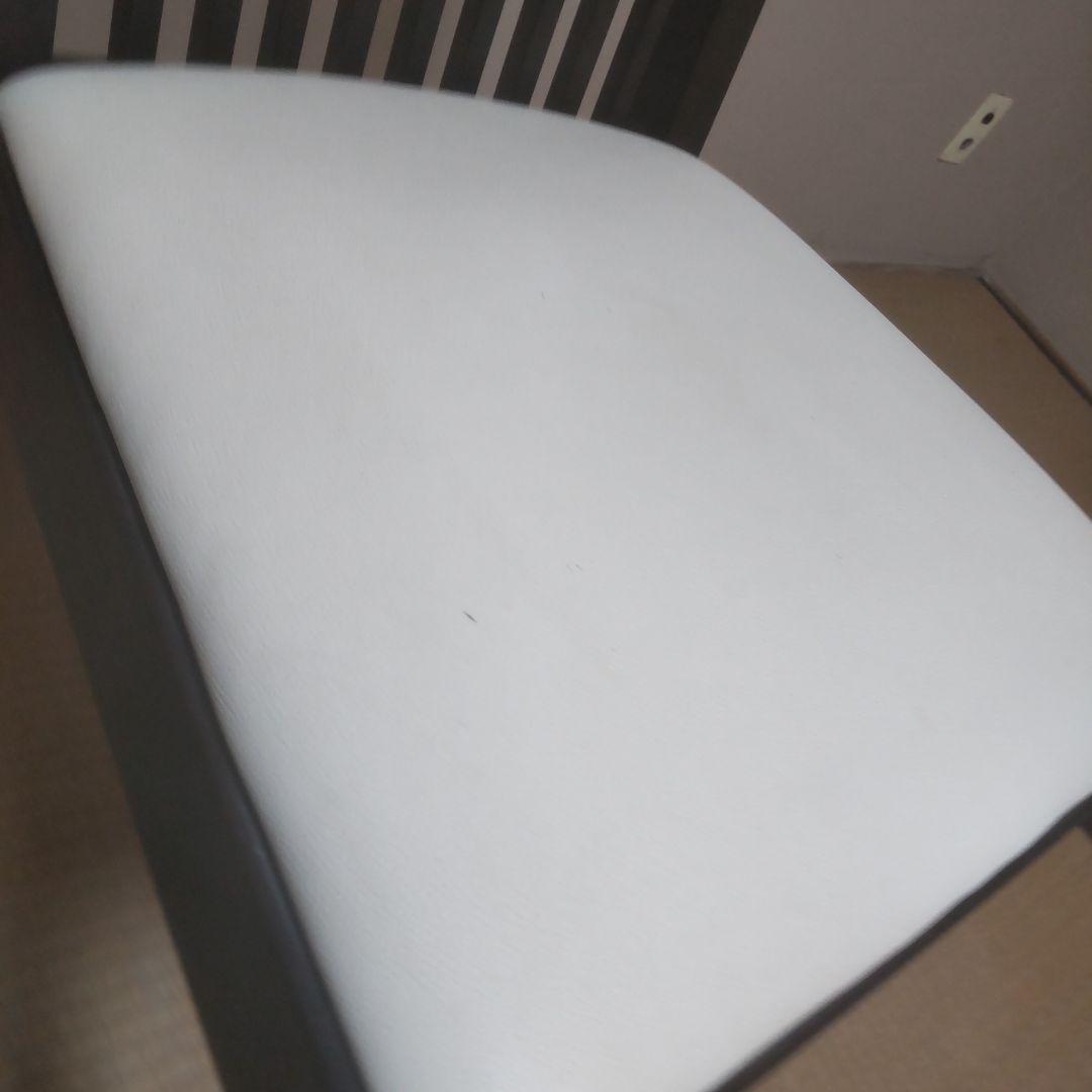 モダンなスラットバック木製椅子③