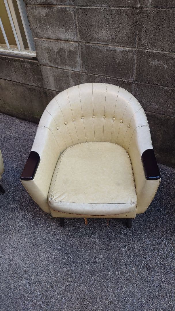 クリーム色 1人掛けソファ ボタン付き　ヤケあり　破れあります　古道具