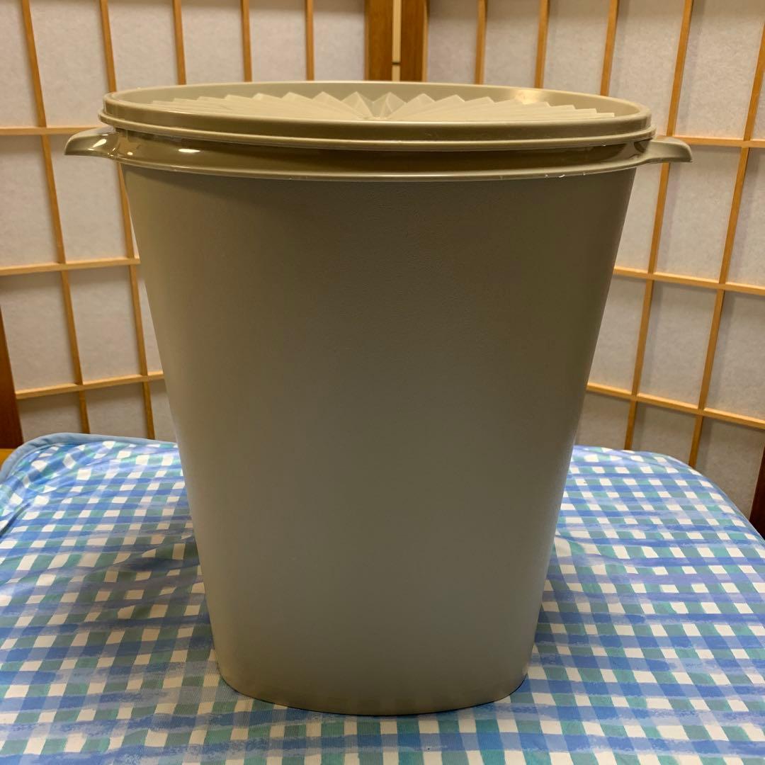 Tupperware 製 ベージュの円筒形プラスチック保存容器