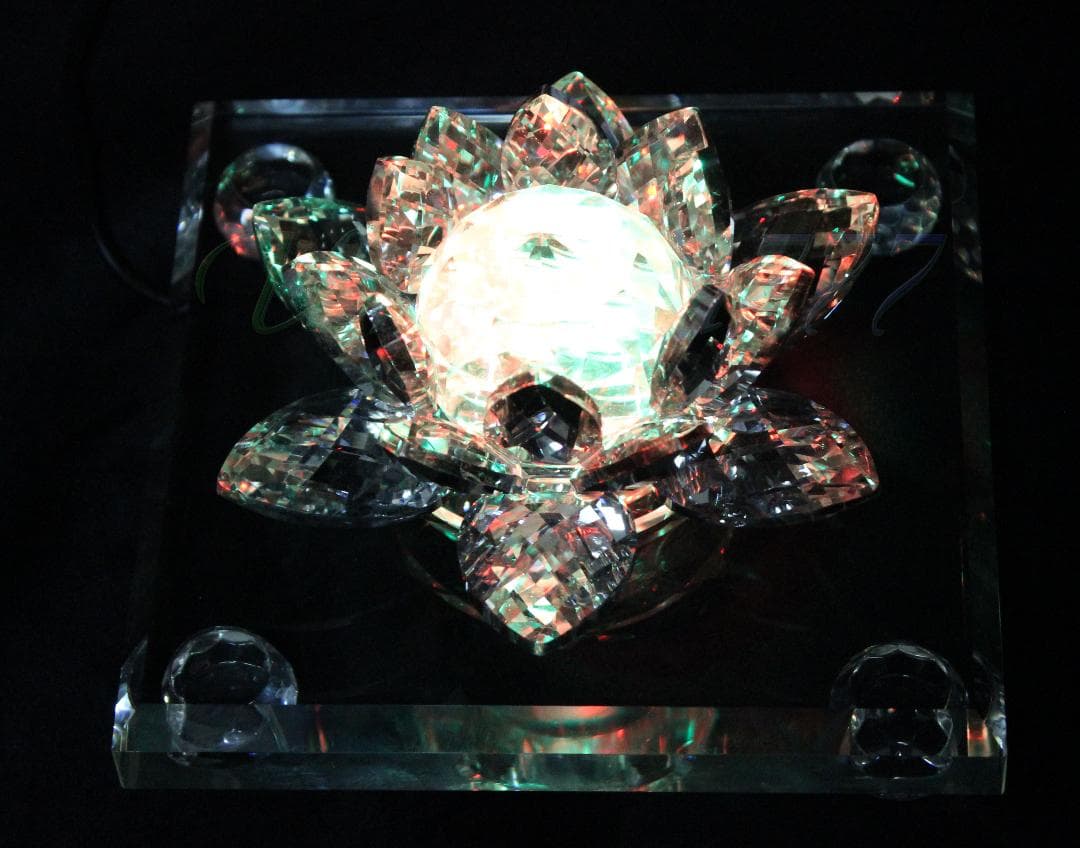 極彩色に輝くクリスタルフラワー