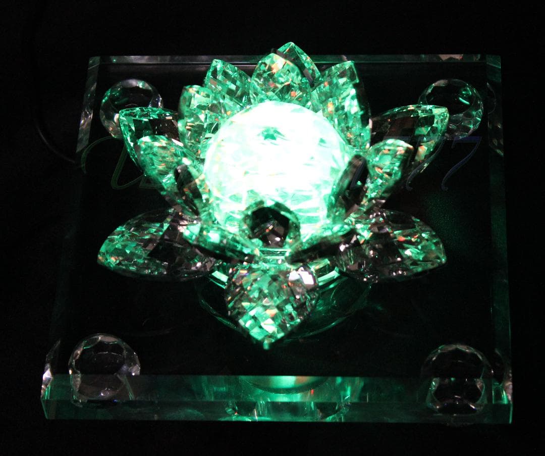 極彩色に輝くクリスタルフラワー