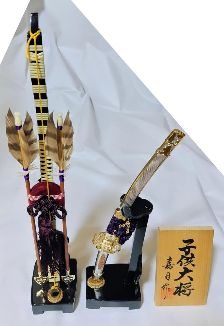 五月人形　子供大将　赤と金の装飾　嘉目作　62.1×48.2×71.2cm