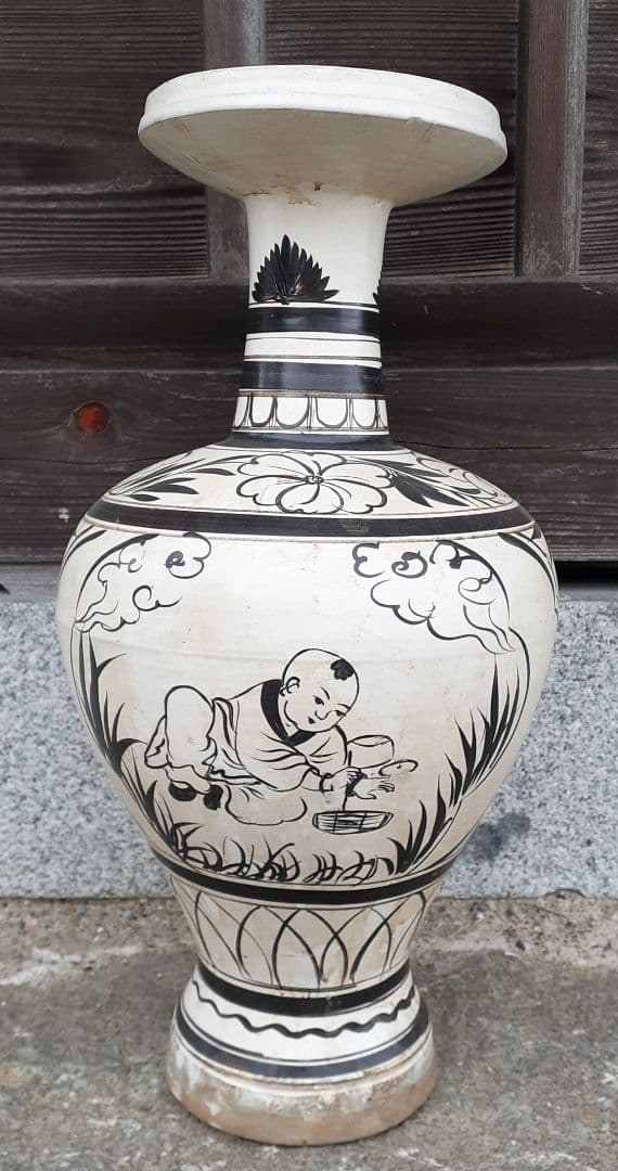 中国古美術　中国古陶磁器　古玩　磁州窯　白釉掛　鉄絵　草文様に唐子の図　広口大瓶