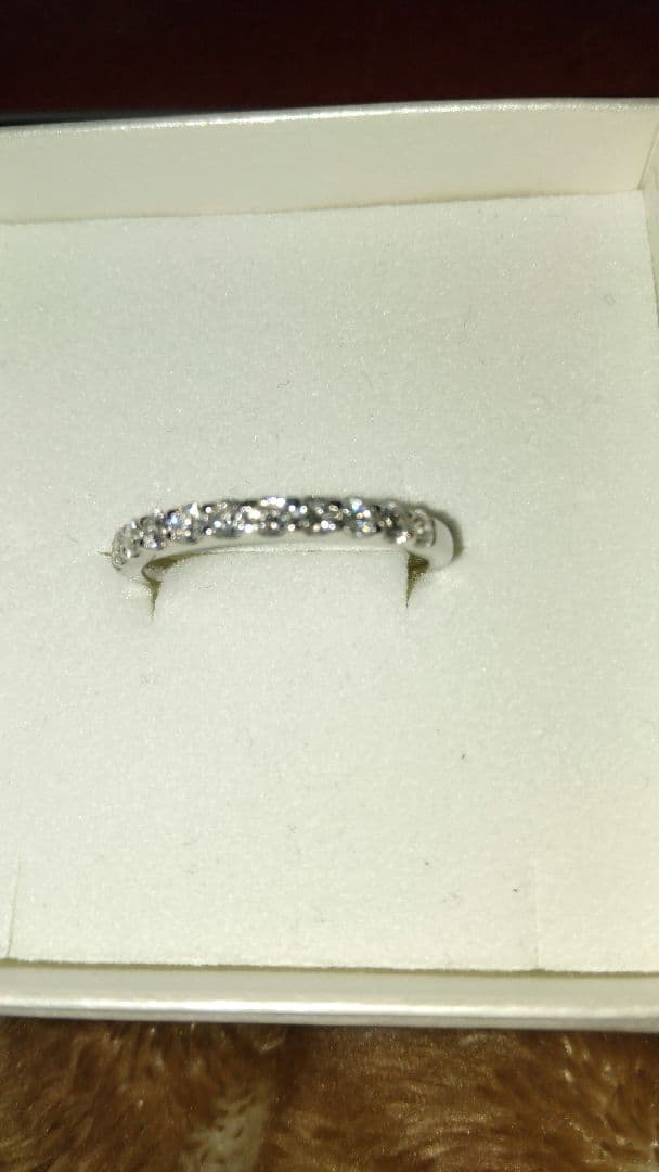 ダイヤモンドプラチナハーフエタニティリング、０、５カラット美品です。