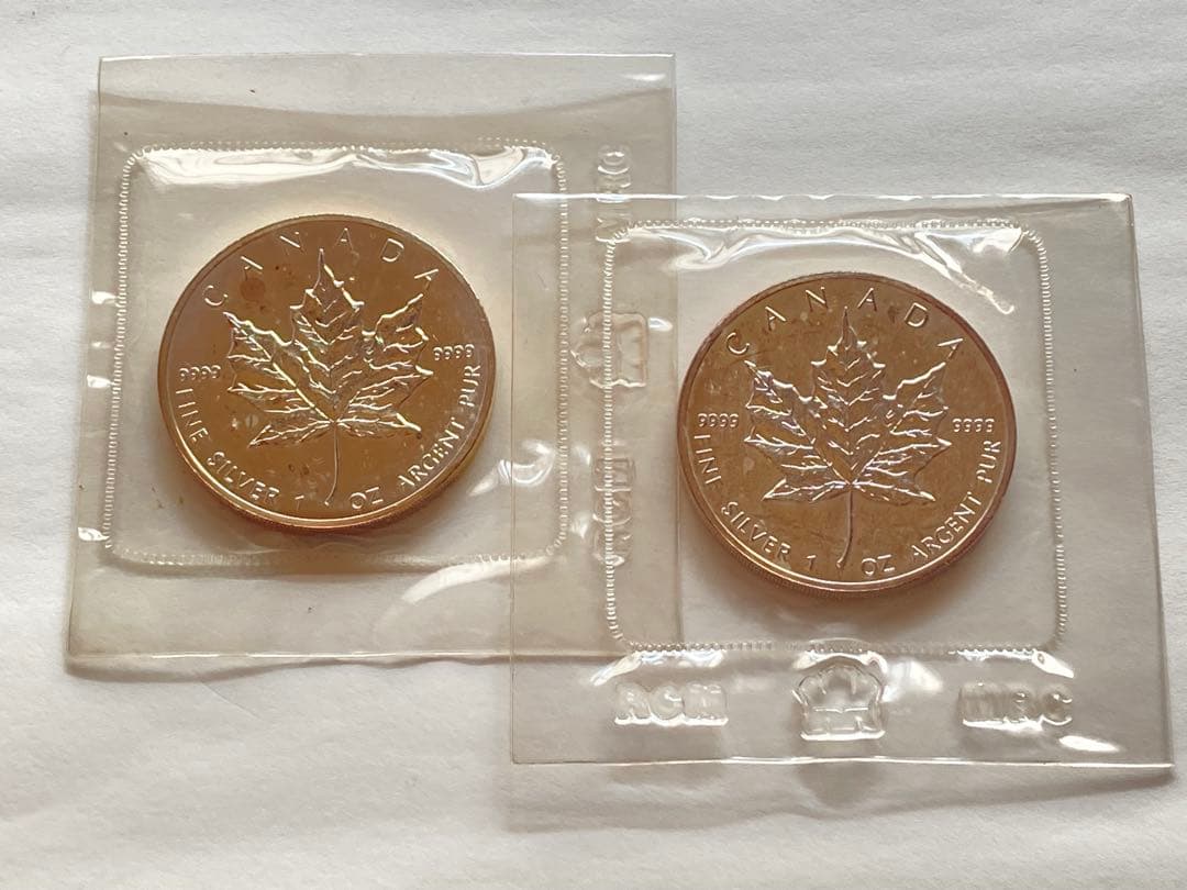 旧エリザベス女王デザインのメイプルリーフ銀貨入りブリスタパック２点