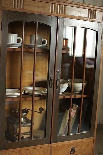 素敵な雰囲気の木枠ガラス戸棚　引き出し2杯