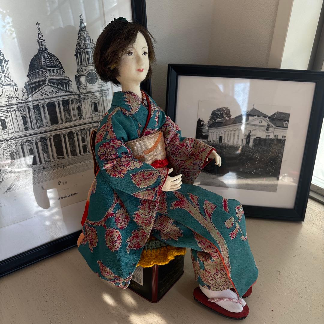 （私のおすすめお人形）青と赤の花柄着物　座った状態