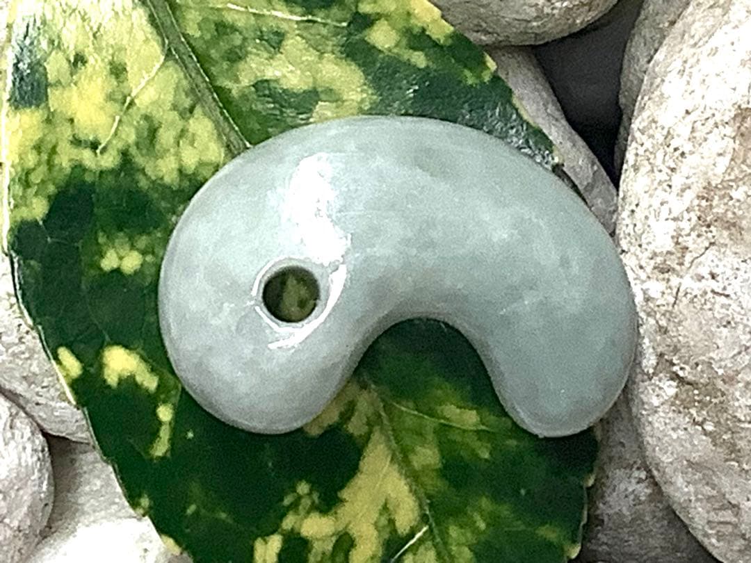 お身近に✳品質*価格に自信の糸魚川翡翠勾玉　守護石*お守りに　鑑別書取得の本物を