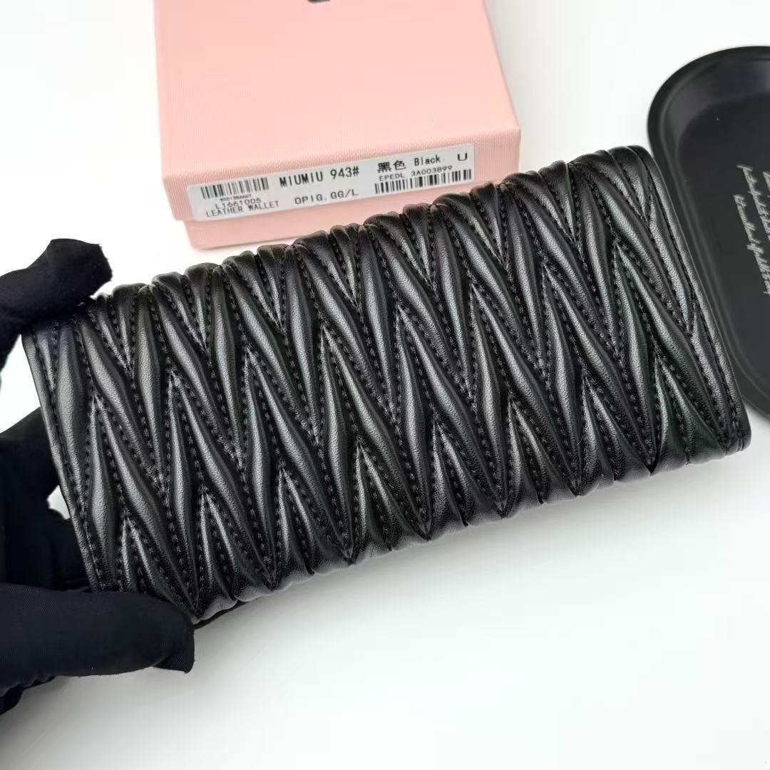 miumiu マテラッセ 二つ折り財布 ブラック