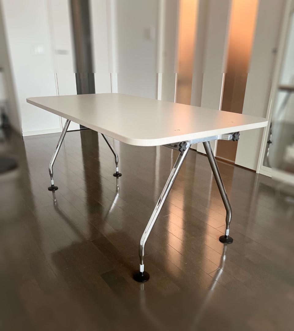 アントニオ・チッテリオによるヴィトラ「アドホック」テーブル