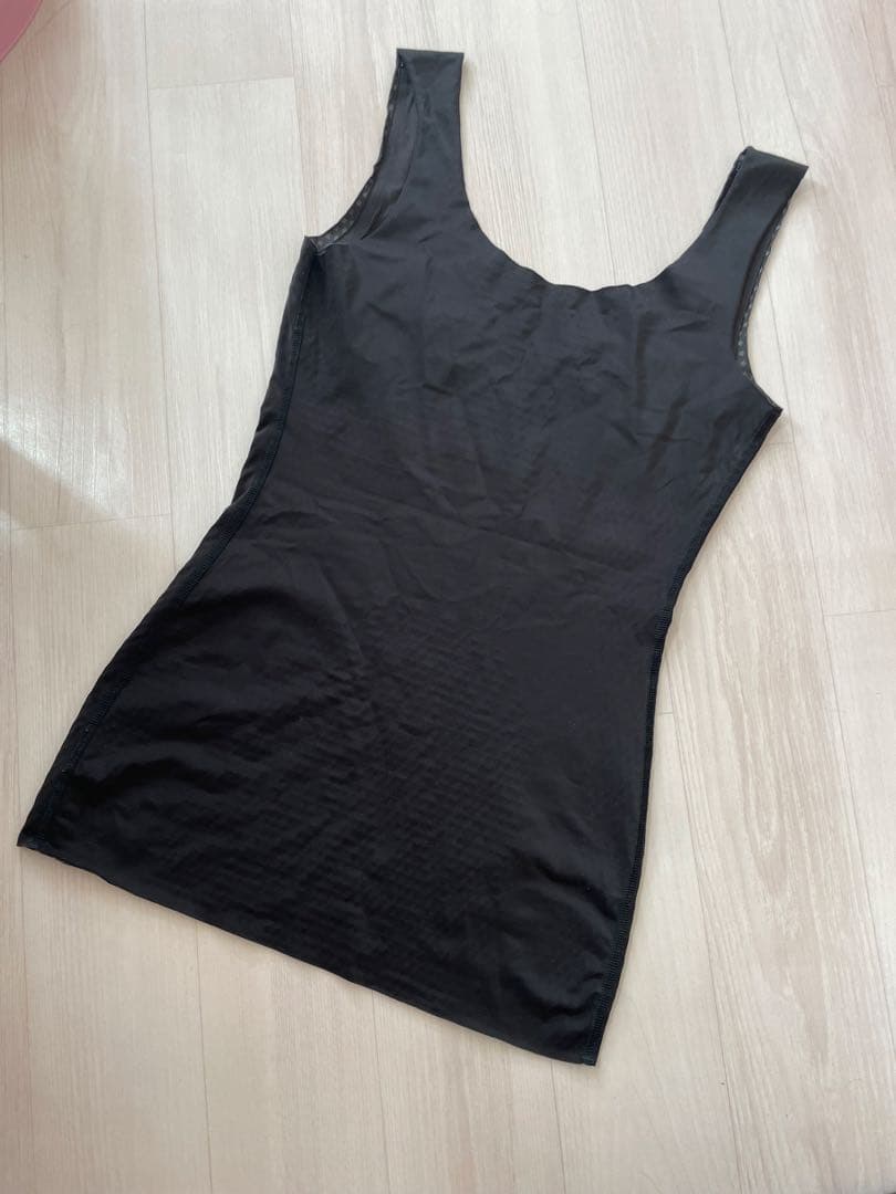 グラントイーワンズ　黒タンクトップ