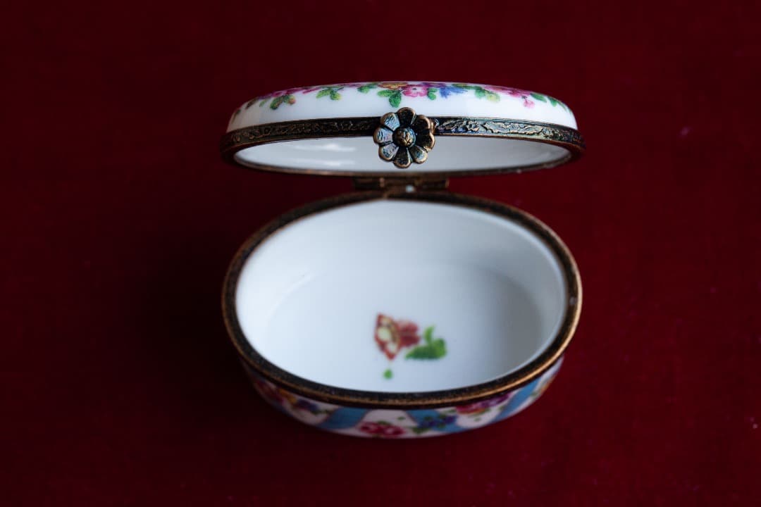 LIMOGES FRANCE　ピルケース　ルイ１６世様式　ガーランド模様