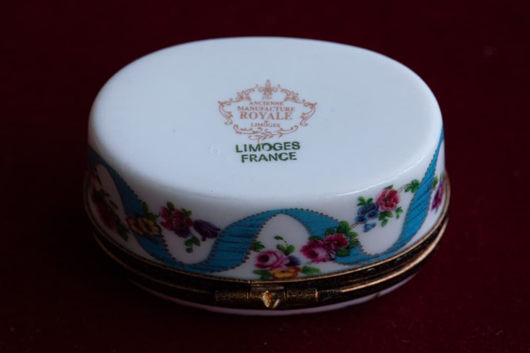 LIMOGES FRANCE　ピルケース　ルイ１６世様式　ガーランド模様