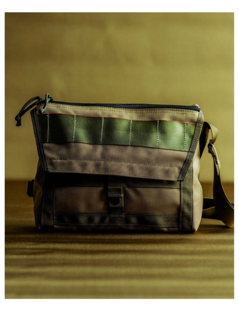 Beams x BRIEFING FLEET MESSENGER BAG カーキ