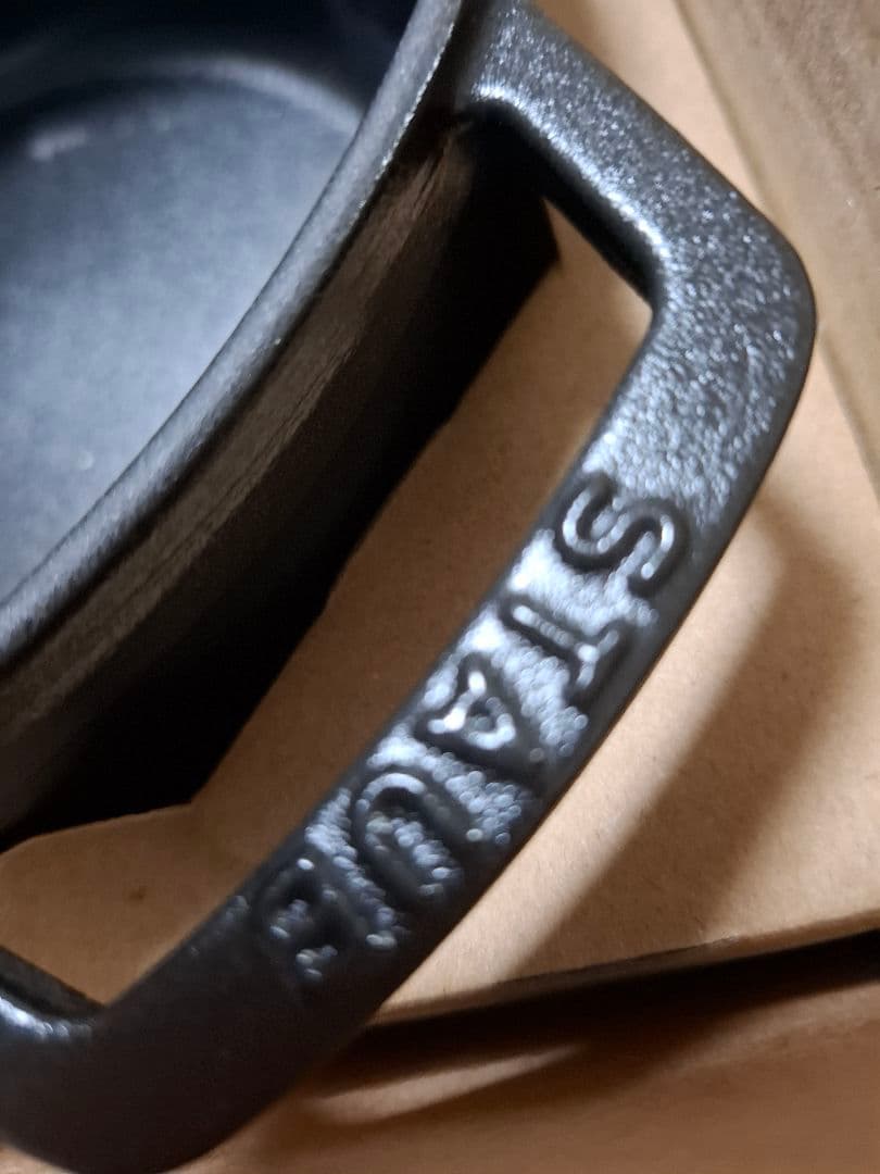 新品ストウブ　ピコ・ココットラウンドブラック鋳物ほうろう鍋