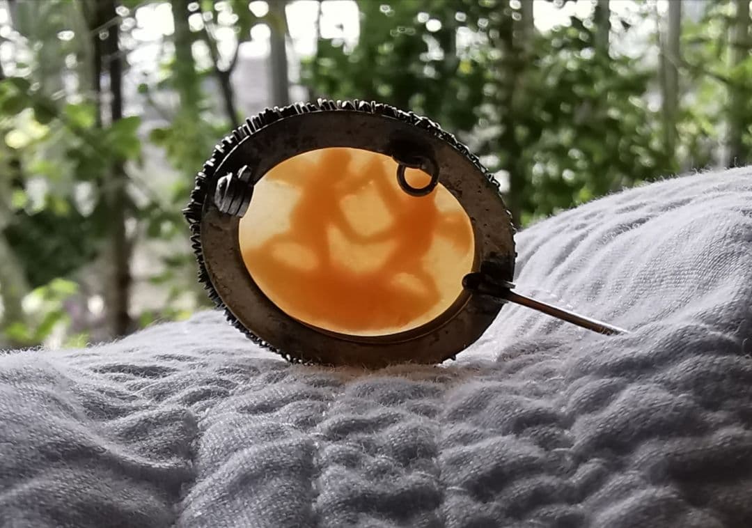 アンティーク シェルカメオブローチ 手を繋ぐ天使達 真鍮 銅ヤーン 兼ネックレス