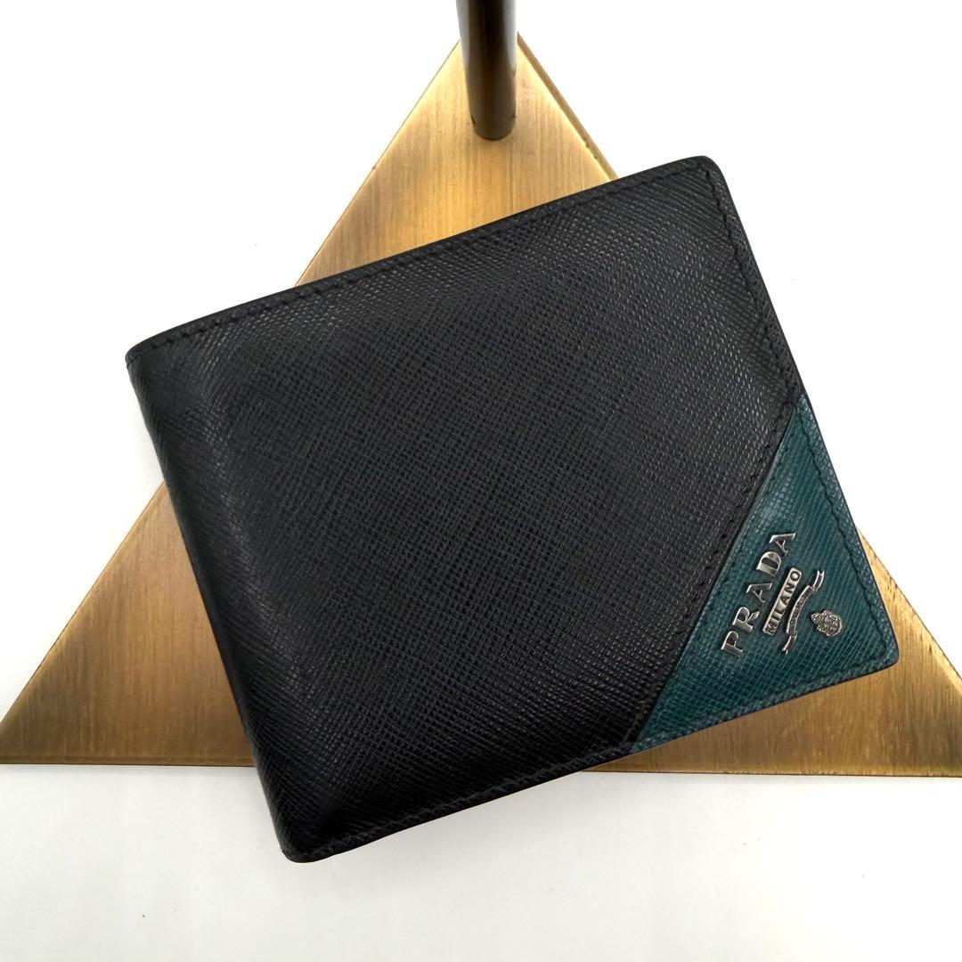 PRADA 二つ折り財布 ブラック　サフィアーノレザー　ロゴ入り　イタリア製