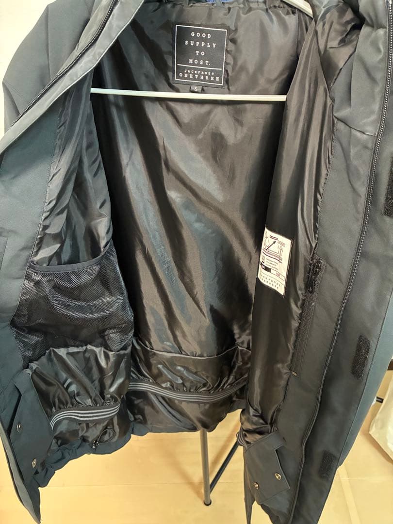 スキーウェア　スノボウェア 上下セット　ブラック　着画あり