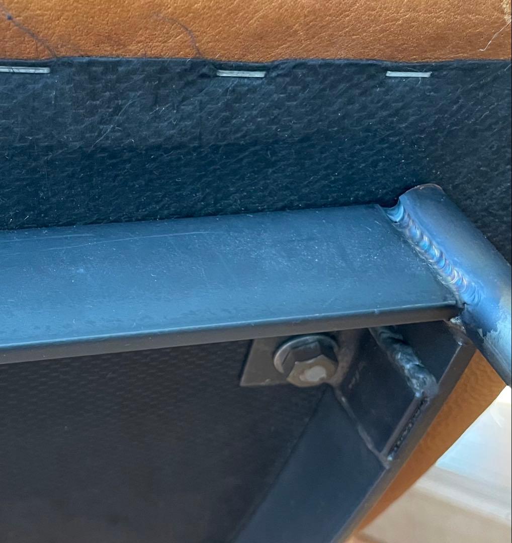 トラックファニチャー FURROWEDレザー アームチェア　1人掛けソファ