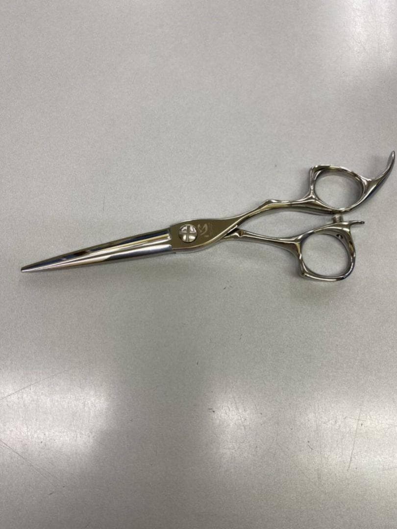 しっかり確実に髪を捉えるギザ刃シザー 　6インチシザー　新品未使用　切れ味抜群