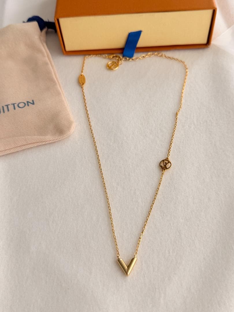 極美品 ゴールド V字型ネックレス 新品同様cc