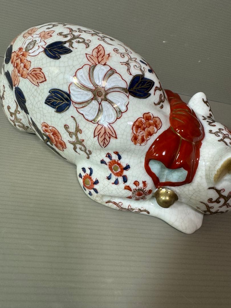 2780 伊万里　眠り猫　金鈴　 牡丹花文様　置物　縁起物