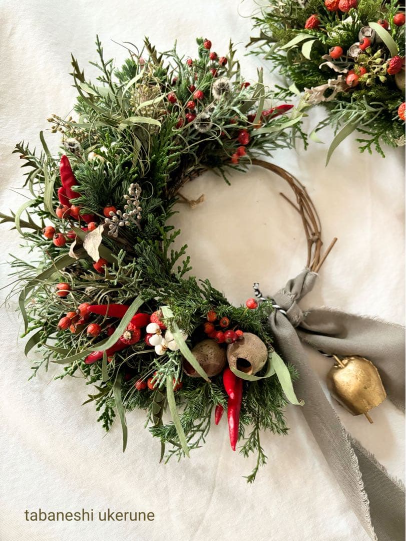 野バラの実やベルギーナッツを紡いだ　ベル付き　三日月　クリスマス　リース