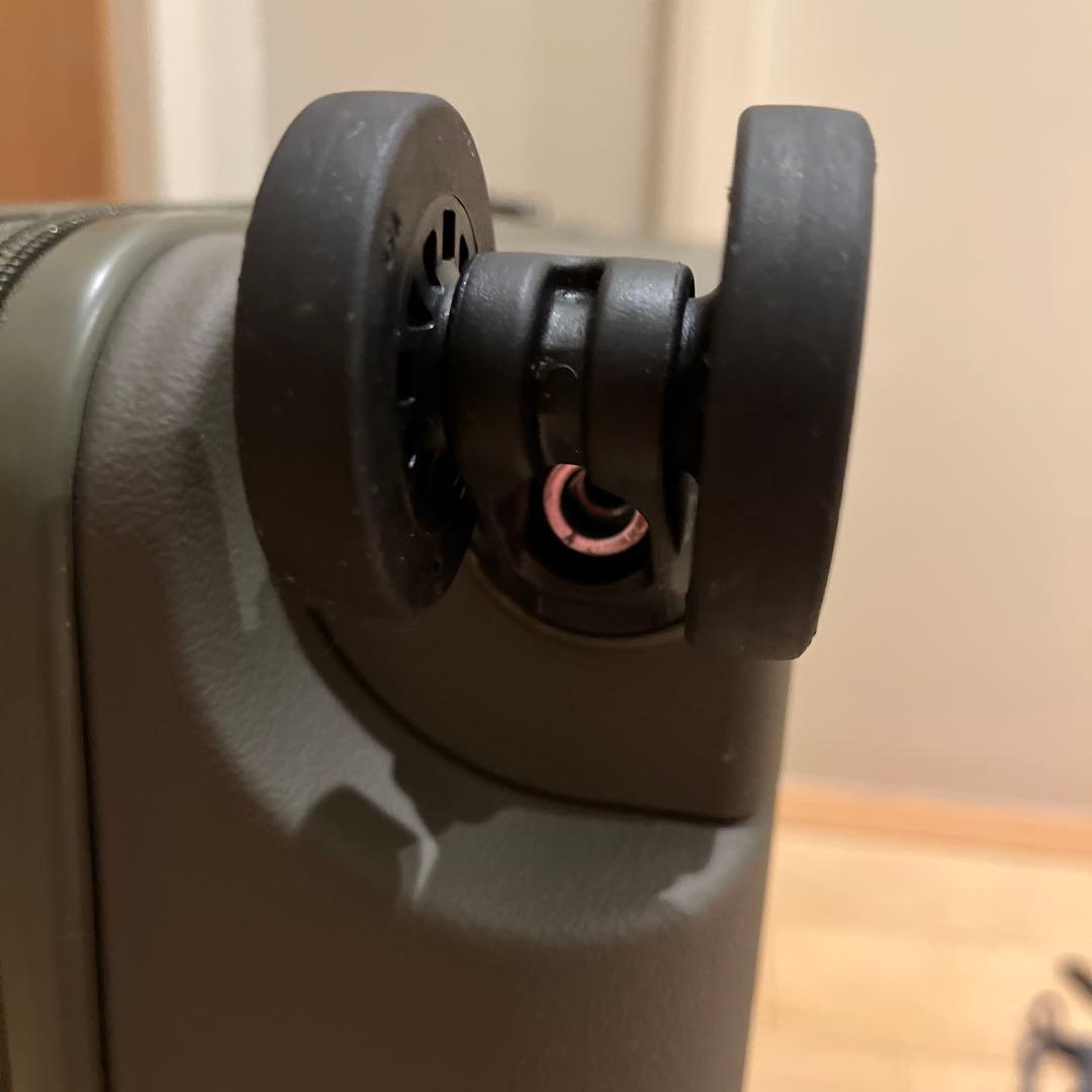 moln（モルン）　キャリーオンスーツケース・モス（緑）　同色タグ付き