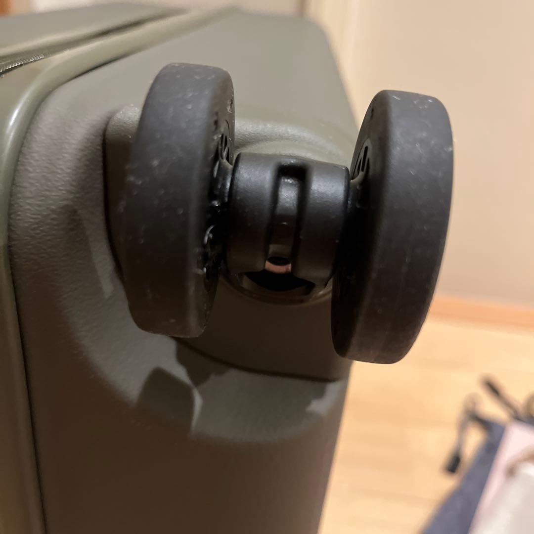 moln（モルン）　キャリーオンスーツケース・モス（緑）　同色タグ付き