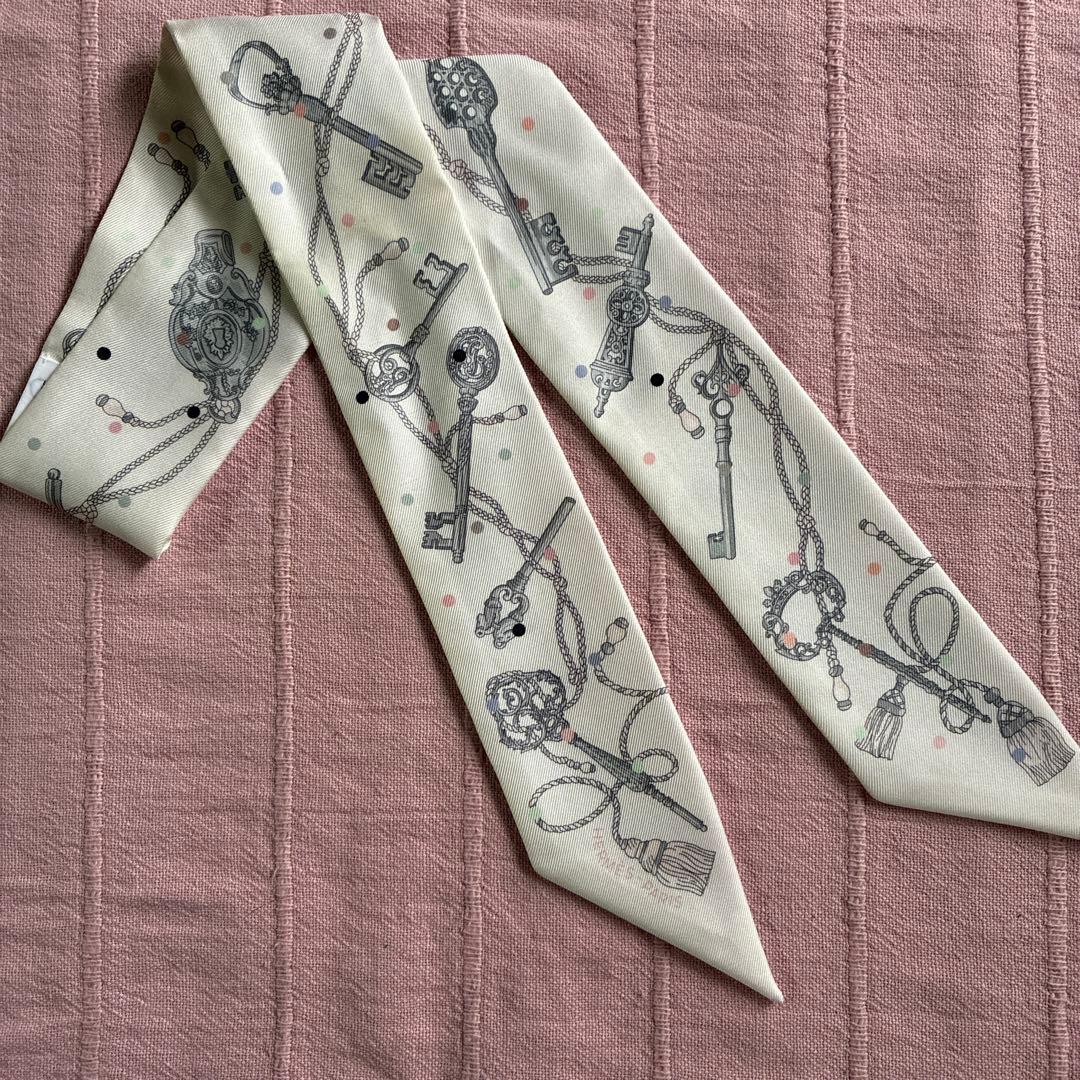 HERMES シルクスカーフ 鍵ツイリ– レクレアポア　ホワイト　美品