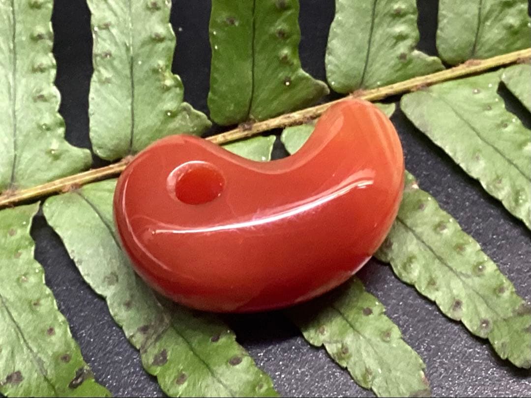 ✳赤は希少で5〜7万円です‼️山形県＊霊宝月山赤めのう勾玉　真っ赤な結晶　本物保証