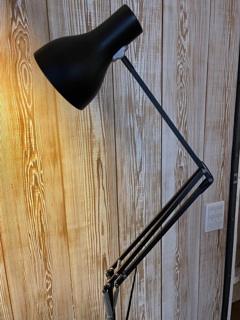 黒のフロアスタンド アーム調整可能