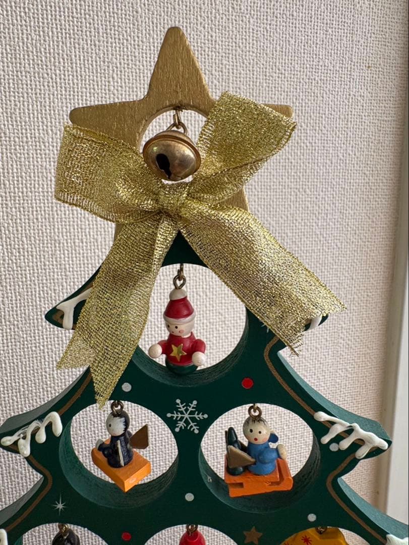 クリスマスツリー　木製　組み立て式　サンタさんとスノーマンのオーナメント付き