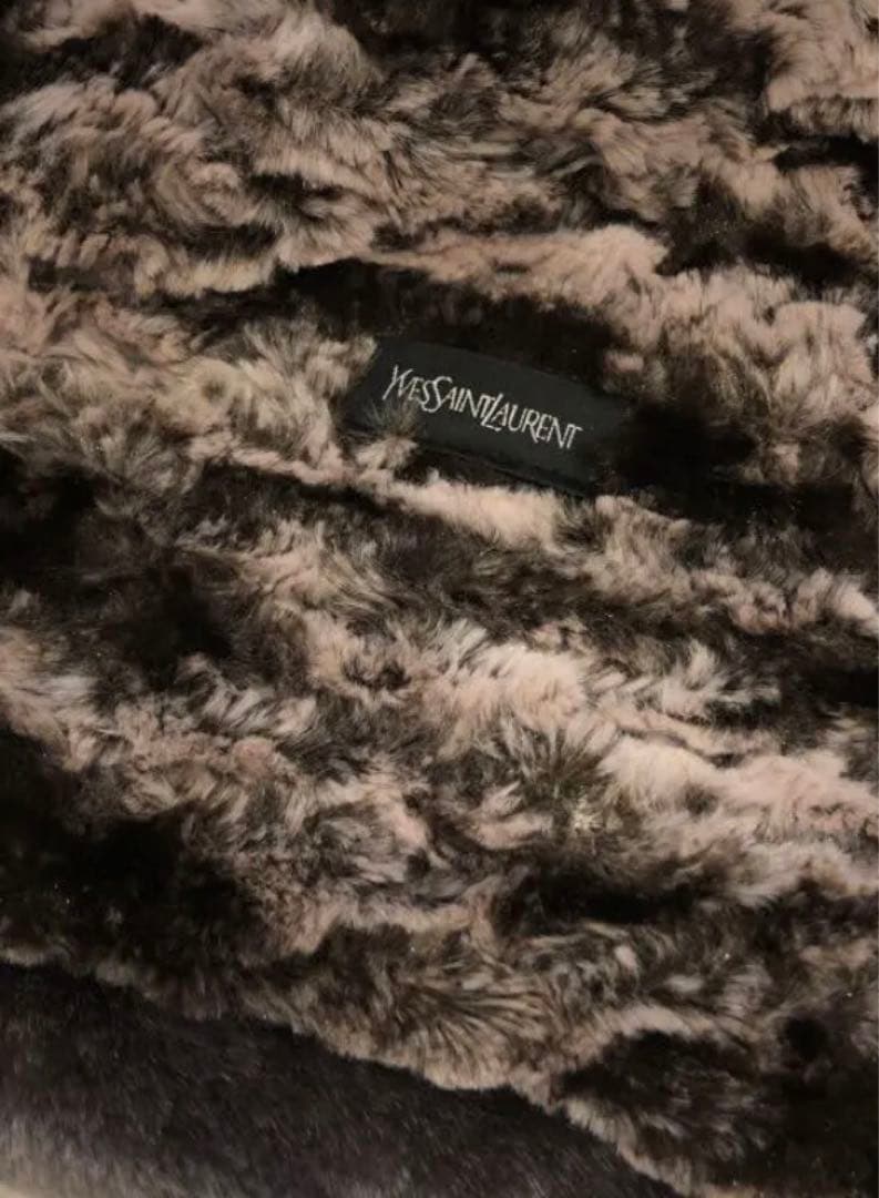新品　イヴ　サンローラン　ひざ掛け　肩掛けにも　モコモコ　ストール