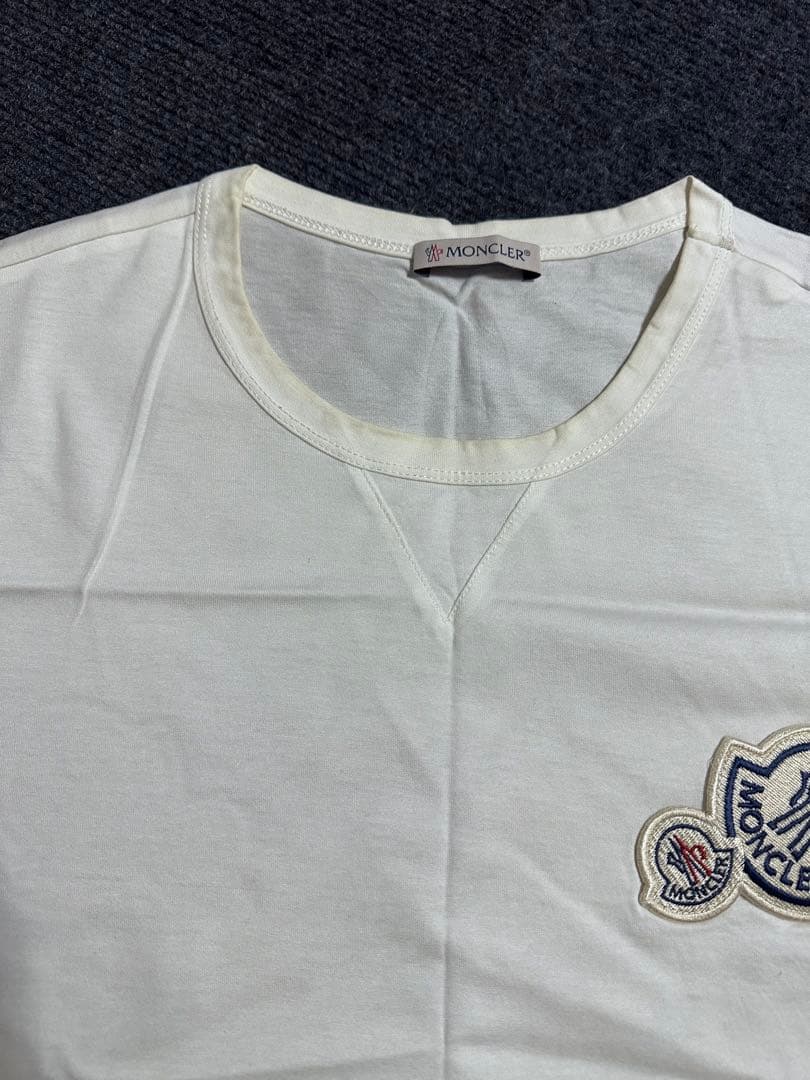 MONCLER ホワイト Tシャツ エンブレム付き