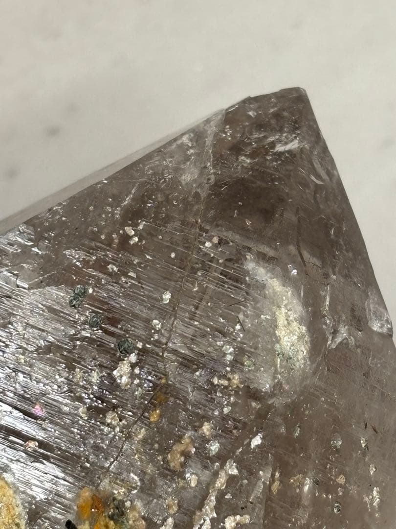 パキスタン産ハシュピ鉱山　ライトスモーキークォーツ　340 g. 太陽みたいな虹