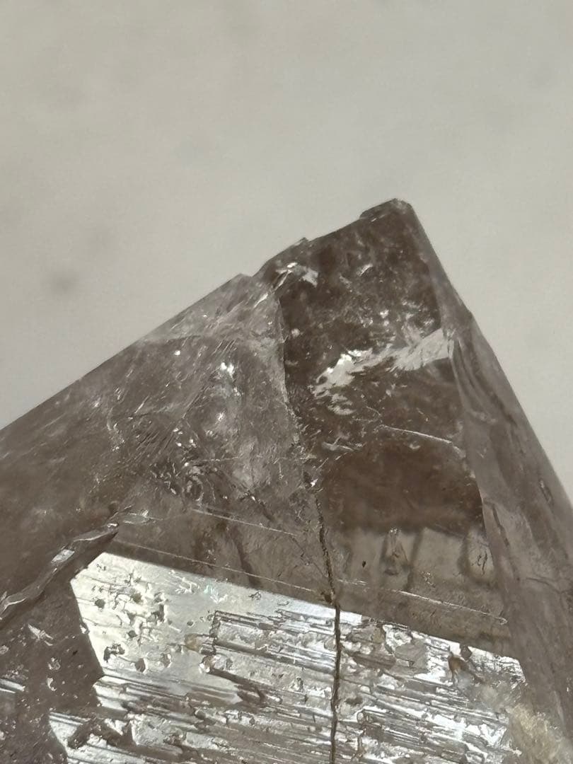 パキスタン産ハシュピ鉱山　ライトスモーキークォーツ　340 g. 太陽みたいな虹