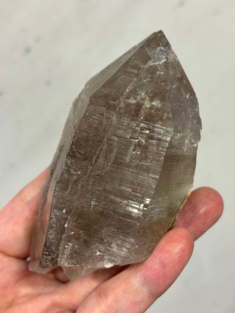 パキスタン産ハシュピ鉱山　ライトスモーキークォーツ　340 g. 太陽みたいな虹