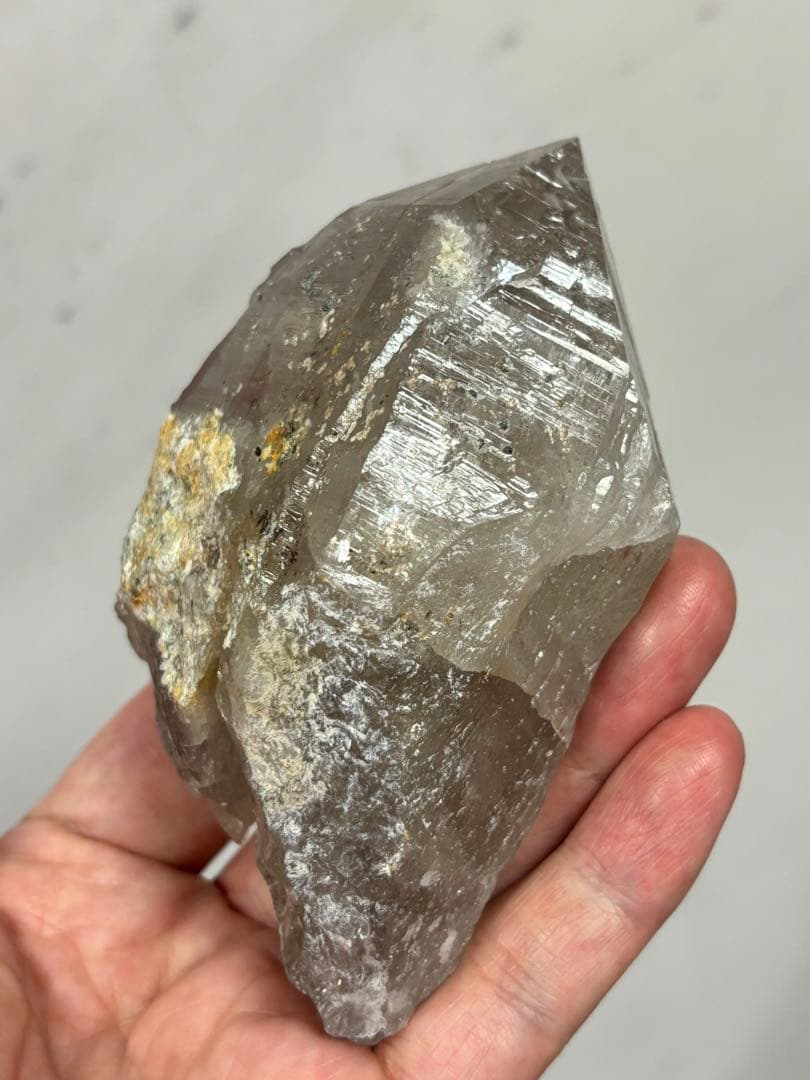 パキスタン産ハシュピ鉱山　ライトスモーキークォーツ　340 g. 太陽みたいな虹